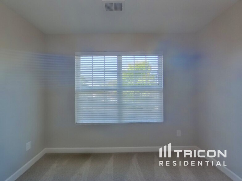 Building Photo - 806 Simones Ct