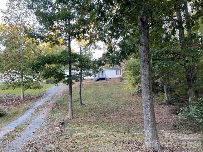 Building Photo - 630 Pine Lake Dr