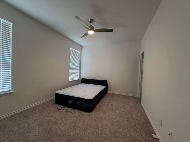 Building Photo - Move-In Ready 3 Bedroom + Flex Room in Prime 78245 Location