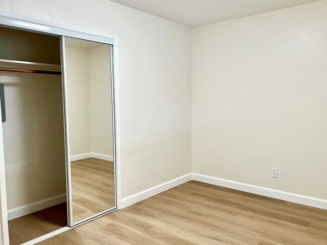 Building Photo - 2BD 1BA Apt Next to USD - Spacious Upstairs Unit, Pet Friendly, 1 Parking Space, No Carpet, Onsit...