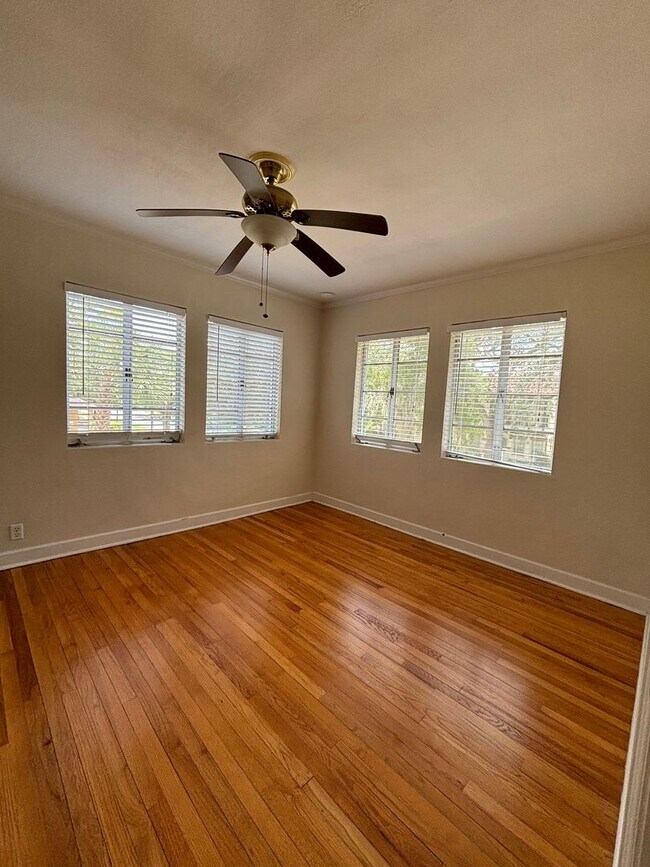 Building Photo - R1026 University Heights