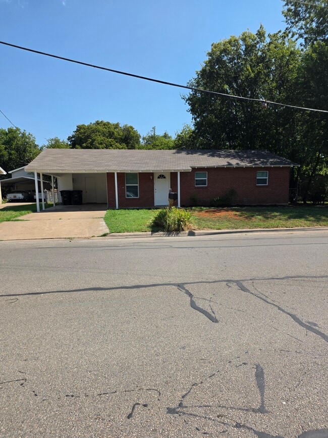 Primary Photo - 1004 Grand Ave