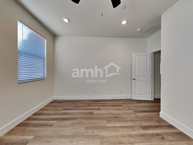 Building Photo - 874 English Primrose St