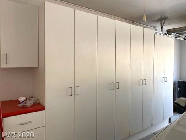 Building Photo - Gorgeous SW Las Vegas 3 beds, 2.5 baths. Luxury vinyl planks throughout.