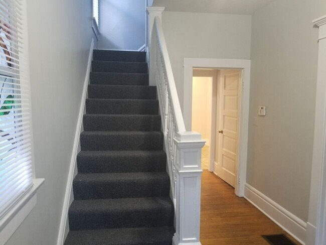 Building Photo - 162 E Northwood Ave