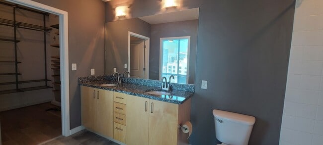 Building Photo - Modern Corner Unit 1BR Condo in Midtown with Skyline Views