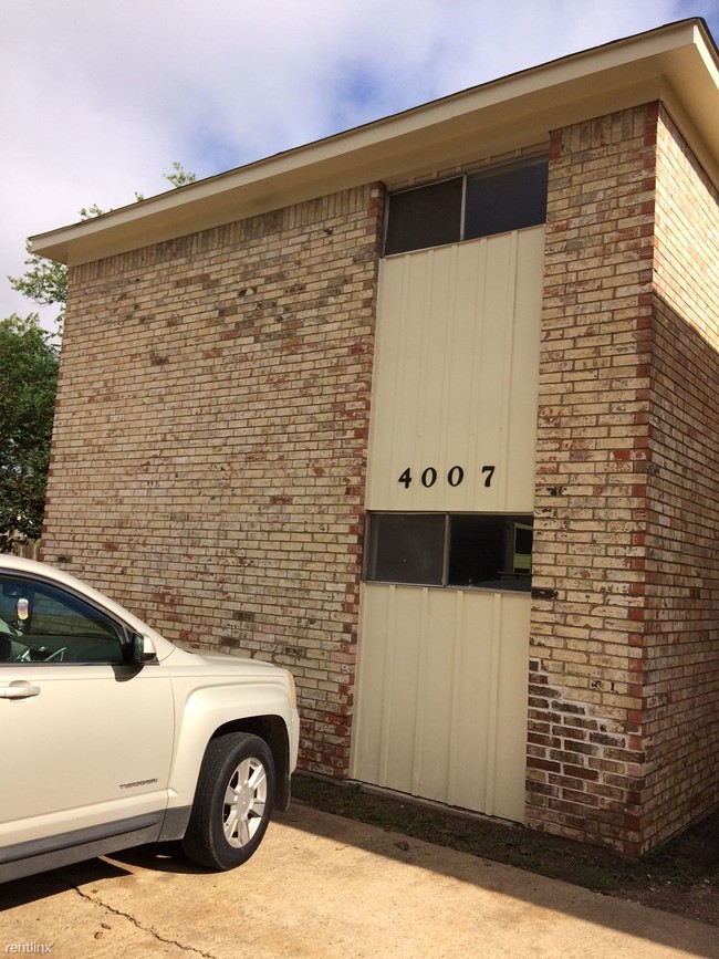 Building Photo - 2 br, 1 bath 4plex - 4007 College Main St A