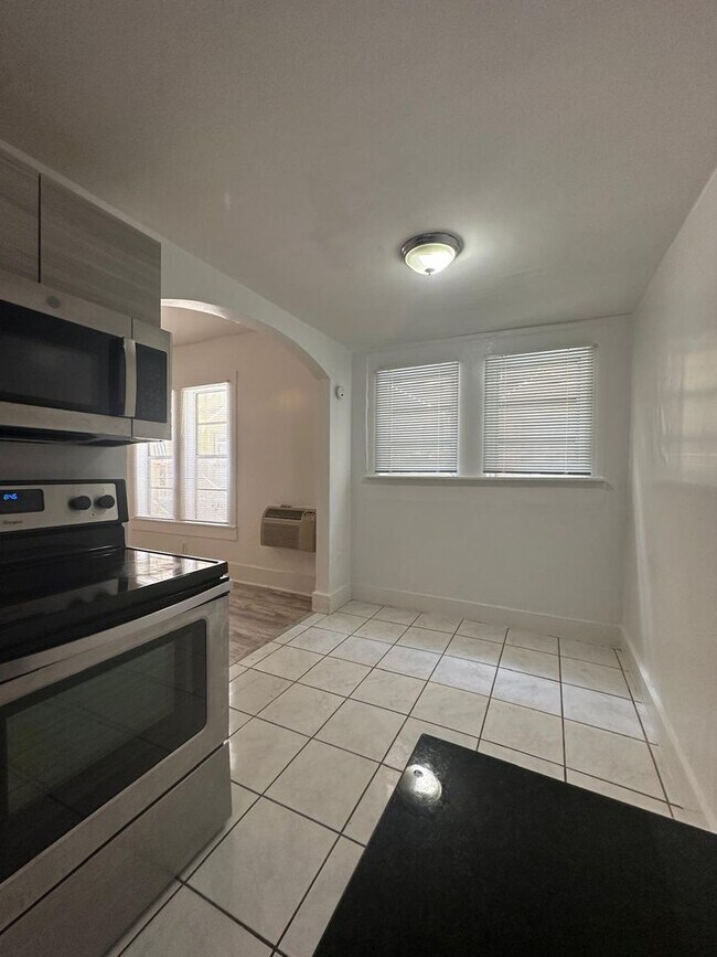 Building Photo - Amazing Apt next to the Park!