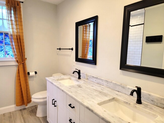 Building Photo - 715 E 35th St