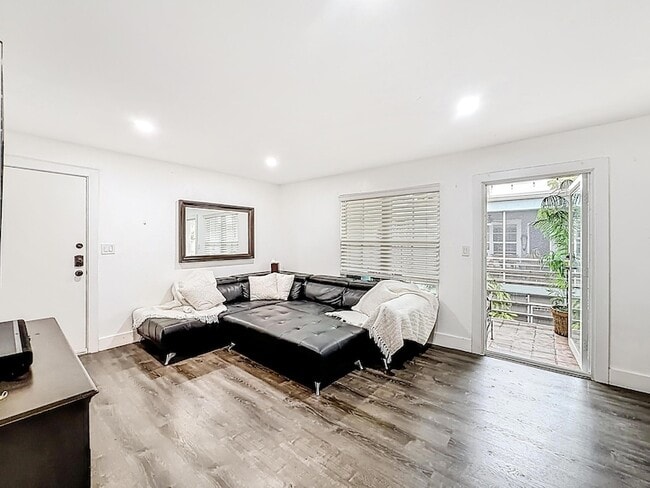 Building Photo - 305 SE 11th Ave