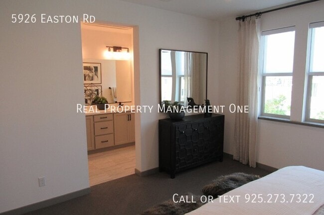 Building Photo - 5926 Easton Rd