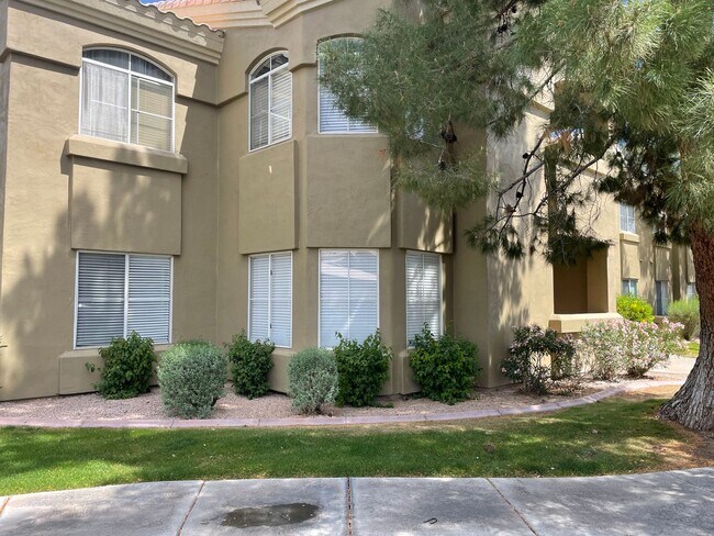 Building Photo - Stunning 3 Bedroom Condo In Scottsdale!