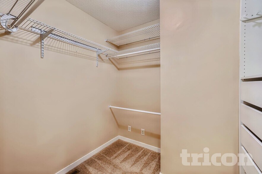 Building Photo - 5 Oak Shore Dr