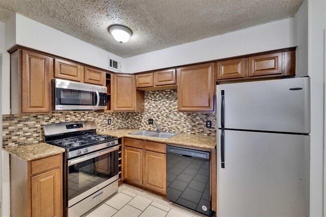 Building Photo - 2801 Skyway Cir