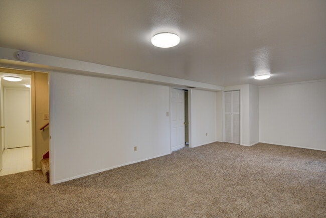 Building Photo - Unique 3 Bed 3 Bath Home