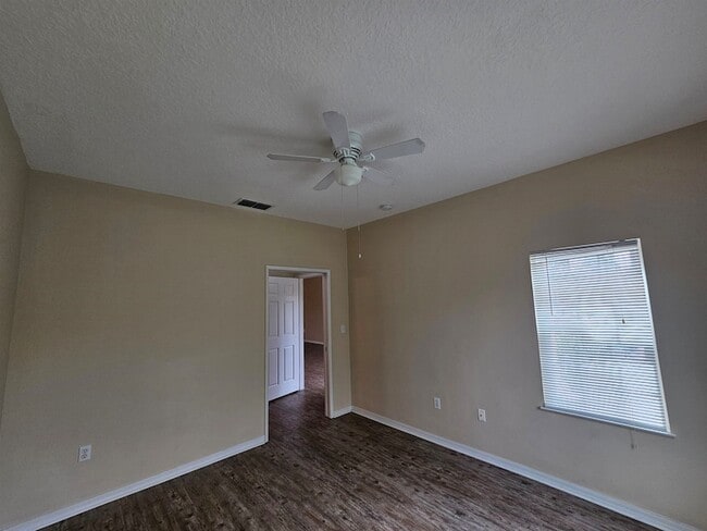 Building Photo - 605 Fairway Dr