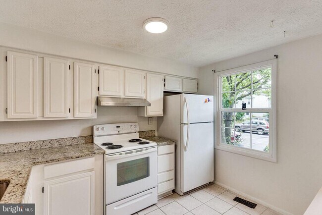 Building Photo - 2841 Shepperton Terrace