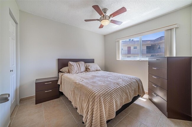 Building Photo - 701 Lori Dr