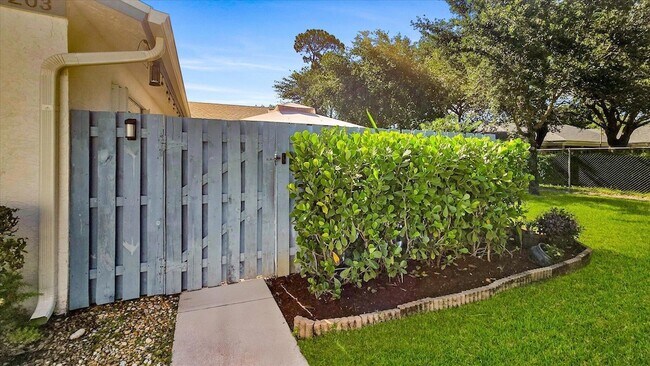 Building Photo - 203 Timberlane Cir