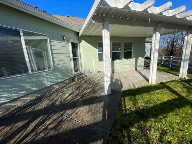 Building Photo - 3 Bedroom Home in North Albany!