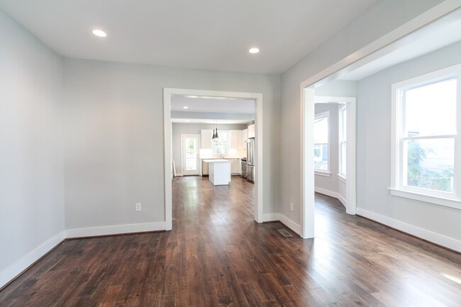 Building Photo - Gorgeous Renovated 6 Bed with Yard in hear...