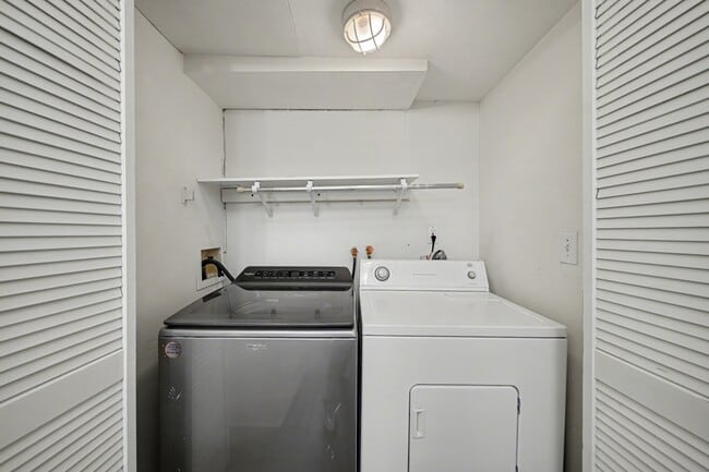 Building Photo - 5055 E Dartmouth Ave