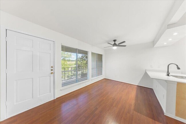 Building Photo - 6910 Hart Ln