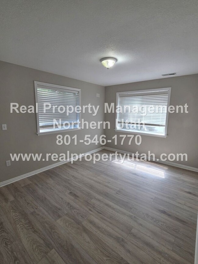 Building Photo - Updated 5 Bed 5 Bath Layton House Available!