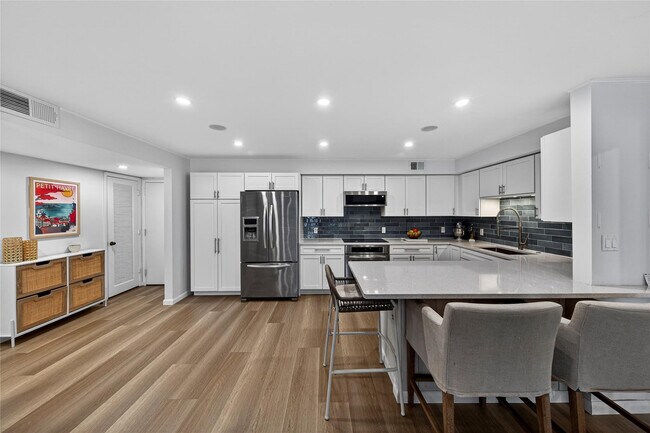 Building Photo - 700 SE 2nd Ave