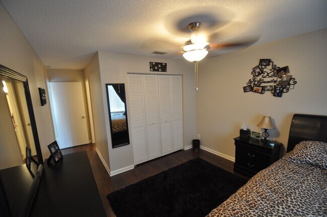 Building Photo - Charming 2-Bedroom Condo in Scenic Winter ...