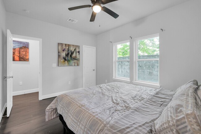 Building Photo - 2116 Oatfield Dr