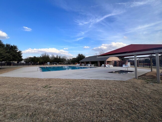 Building Photo - NorthPark / Taylor, TX / 4 bedrooms / Approx 2932 sq. ft. / Refrigerator / Washer & Dryer / New C...