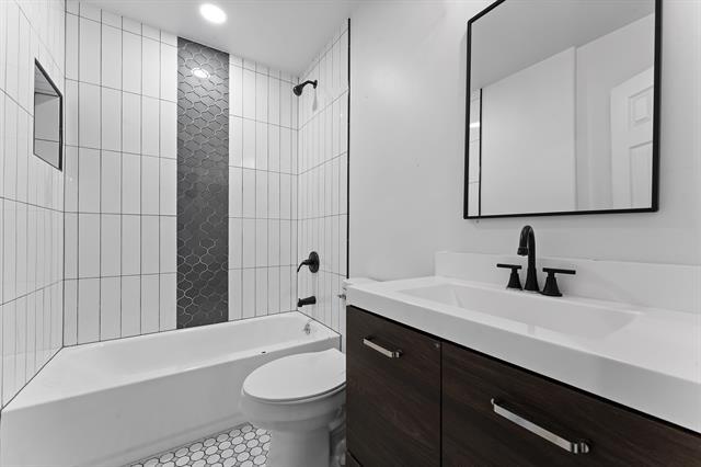 Building Photo - 3806 Castle Hills Dr