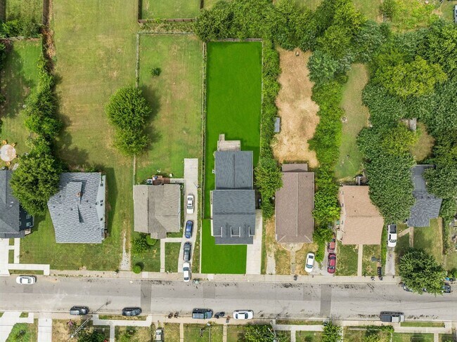 Building Photo - Beautifully Remodeled Home Just Minutes From Downtown Nashville