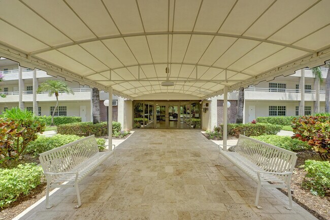 Building Photo - 545 Oaks Ln