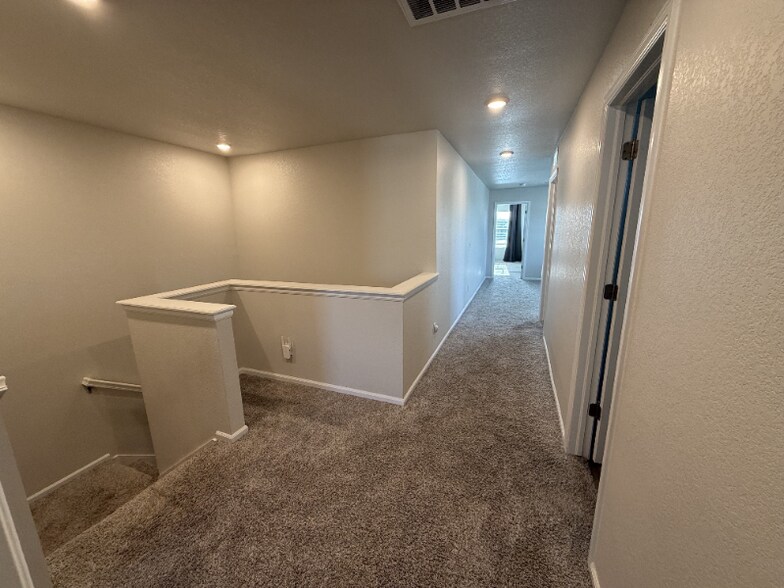 Building Photo - 900 Tarragon Rd