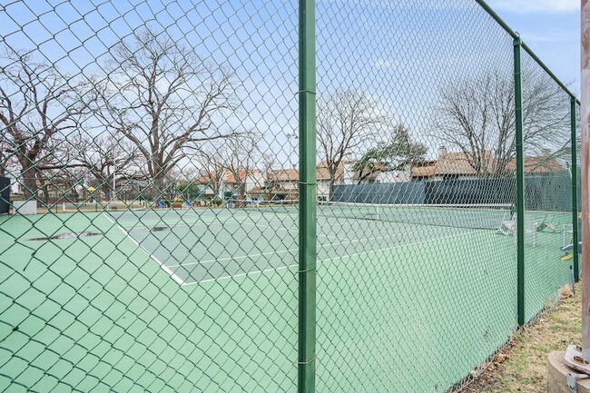 Building Photo - 3929 Roma Ct