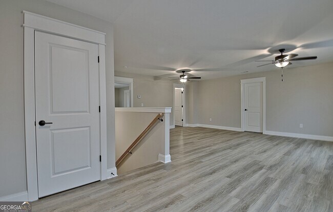 Building Photo - 190 Redhaven Dr