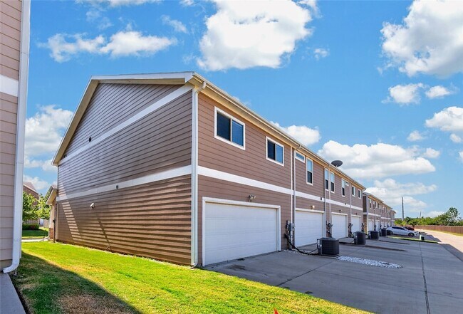 Building Photo - 3533 Cricket Dr