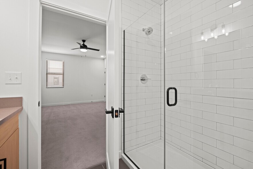 Building Photo - 3009 N Oak Trafficway