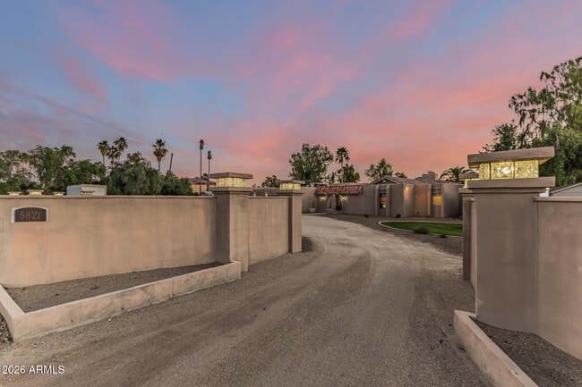 Building Photo - 5821 E Cactus Rd