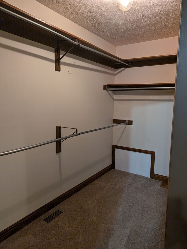 Building Photo - 4 Bedroom Beavercreek Home - AVAILABLE NOW!