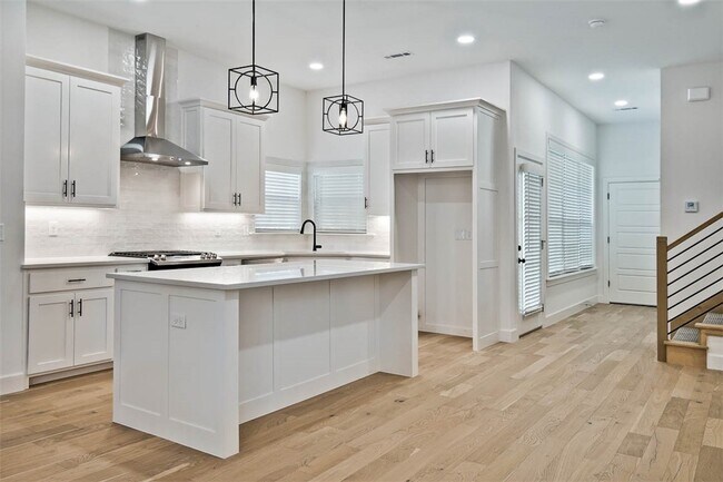 Building Photo - 502 W Persimmon St