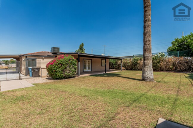 Building Photo - 3Bed/3Bath House at Thomas/7th Ave! Ready for Immediate Move-In! -- NO HOA! FULLY REMODELED!