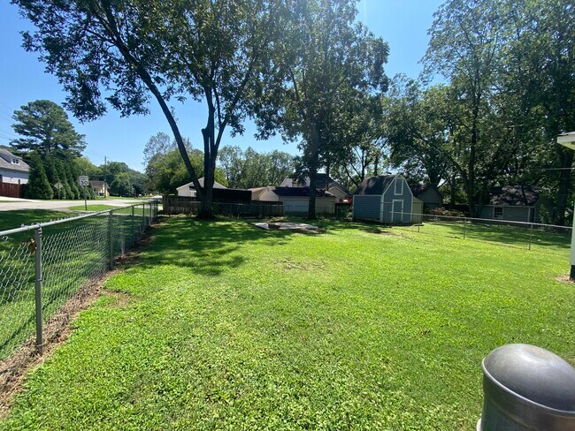 Building Photo - 1622 McCullough Ave NE