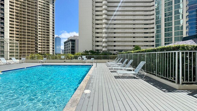 Building Photo - CONVENIENTY LOCATED AND SPACIOUS 2BD/2BA C...