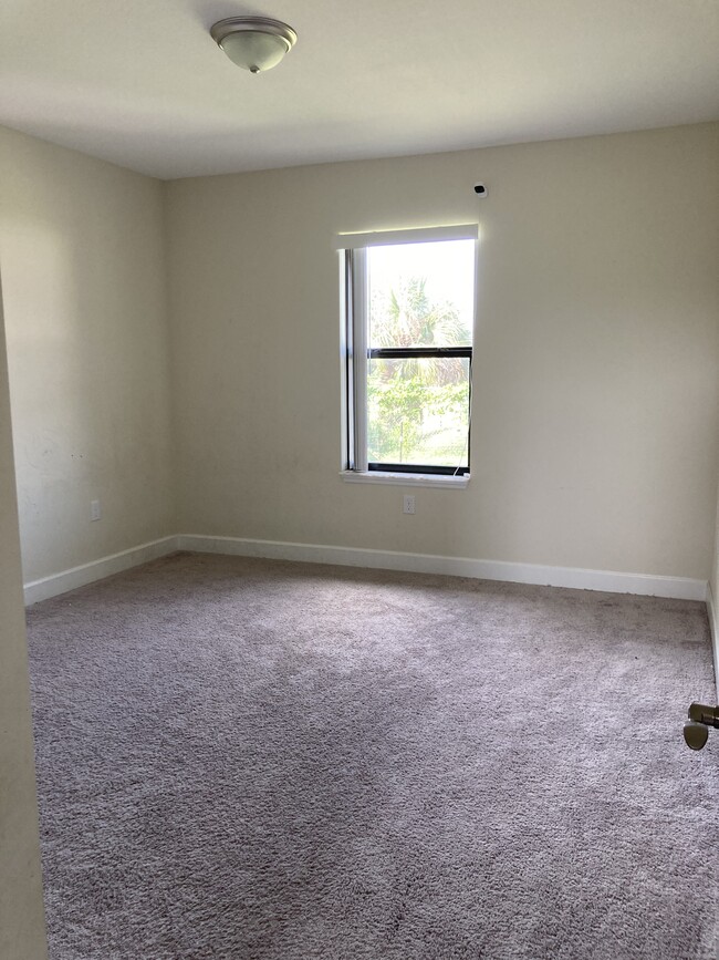 Building Photo - 350 Piper Ave