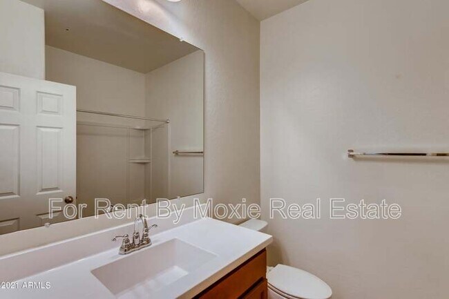 Building Photo - 325 E Kona Dr