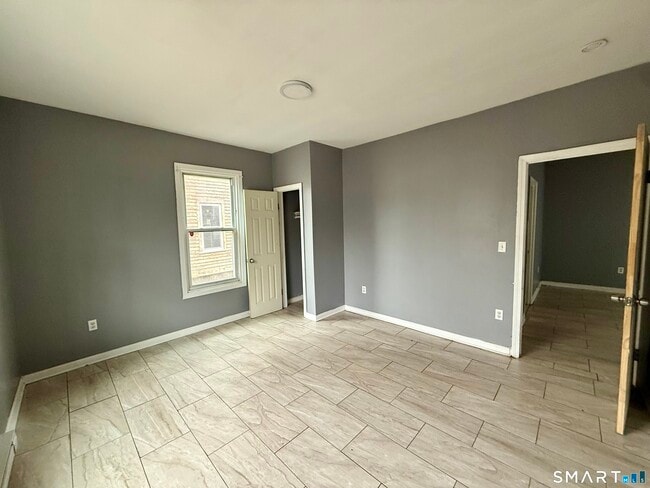 Building Photo - 72 Burton St