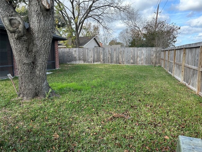 Building Photo - 2310 Townhall Ln